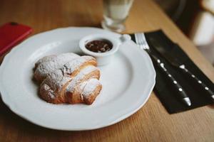 croissant con chocolate foto