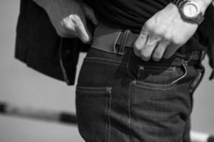 un hombre vestido con jeans, un primer plano foto