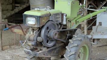 tracteur ambulant diesel lourd typique avec remorque. matériel de transport agricole de la campagne. matériel agricole portatif, minitracteur ambulant. le système de démarrage est mécanique et manuel. video