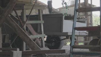 Pollo rústico orgánico rojo y blanco natural deambulando por el campo. los pollos se alimentan en un corral tradicional. cerca de las gallinas en el patio del establo. concepto de aves de corral. video