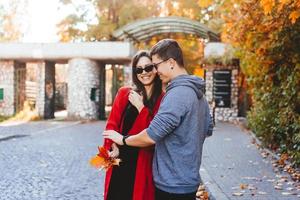 pareja enamorada caminando por las calles de otoño foto