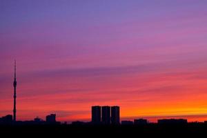 colores del amanecer bajo la ciudad foto