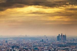 puesta de sol tardía de otoño amarillo bajo la ciudad de moscú foto