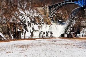 cascada en la presa del río en invierno foto