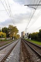 dos ferrocarriles en m city en un día nublado foto