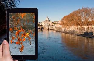 tomando fotos del paisaje urbano de otoño en roma