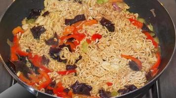 fideos al curry en un wok video