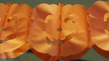 Halloween-Dekorationen aus orangefarbenem Papier video