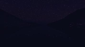 Sterne, Planet Mars und die Milchstraße über einem Bergsee Nachtzeitraffer Udziro-See video