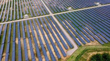 vista aérea de la planta de energía solar en campo verde. sistema de paneles solares para la generación de energía solar. energía verde para el desarrollo sostenible para prevenir el cambio climático y el calentamiento global para proteger la tierra. video