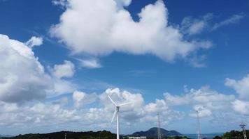 väderkvarn för elektrisk kraft produktion med skön landskap och blå himmel till generera rena förnybar grön energi för hållbar utveckling. video