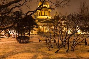 jardín nevado cerca de la catedral de san isaac en la noche foto