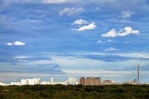 cielo azul de otoño con nubes bajo la ciudad foto