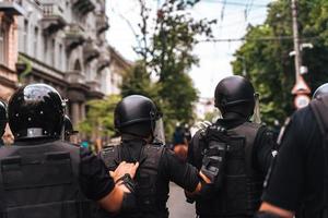 fuerza policial para mantener el orden en la zona durante la manifestación foto