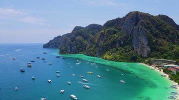 Blick aus dem hohen Winkel auf die Insel Phi Phi, entspannend am Meer in Phuket, Thailand. video