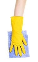 mano en guante amarillo con trapo azul liso aislado foto
