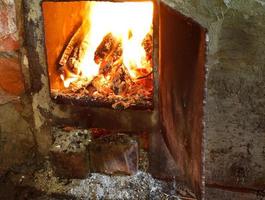 llama de madera ardiendo en horno foto