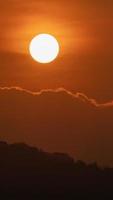 timelapse del espectacular amanecer con cielo naranja en un día soleado. video