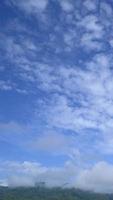 blauw lucht met cumulus wolk tijd vervallen Aan een zonnig dag 4k filmmateriaal.
