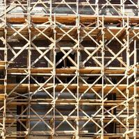 andamios de madera en un edificio de varios pisos foto