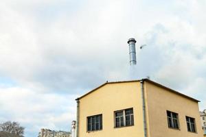 estación de calefacción central y humo de chimenea foto