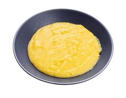 polenta cocida en tazón gris aislado en blanco foto