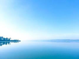 hermosa vista del tranquilo lago azul foto