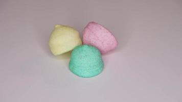 caramelos de malvavisco muy coloridos que caen sobre un fondo blanco video
