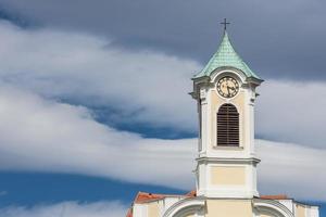 bonita torre antigua con un reloj de una iglesia con cielo foto