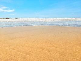 desenfoque de la imagen borrosa de la naturaleza vista del paisaje de la hermosa playa tropical y el mar en un día soleado. zona espacio mar playa. playa de mar con cielo azul. foto