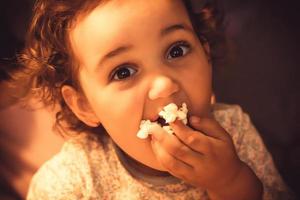 ella realmente ama comer palomitas de maíz. foto