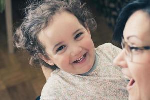 niña feliz riendo mientras pasa tiempo con su madre. foto