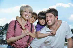 familia joven feliz divertirse al aire libre foto