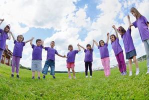 grupo de niños felices divertirse en la naturaleza foto