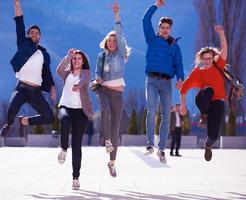 grupo de estudiantes felices foto