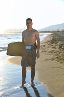 retrato, de, un, joven, kitsurf, hombre, en, playa, en, ocaso foto