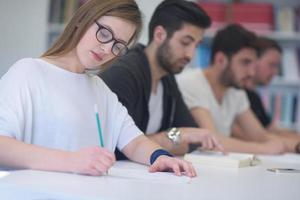 grupo de estudiantes estudian juntos en el aula foto