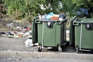 basureros en el casco urbano y vertedero. contenedores de basura de plástico en el pueblo. foto