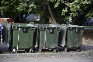 basureros en el casco urbano y vertedero. contenedores de basura de plástico en el pueblo. foto