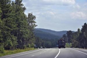 una carretera de alta velocidad en los montes urales en rusia. transporte de carga y pasajeros en la carretera de montaña. foto