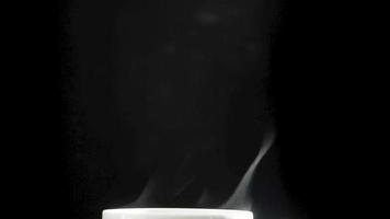 Kaffeetasse mit natürlichem Dampfrauch von Kaffee auf dunklem Hintergrund mit Kopierraum, Zeitlupe. konzept für heiße kaffeegetränke. video