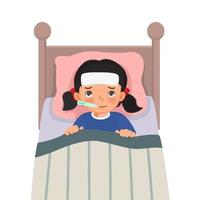 la niña enferma tiene fiebre alta, gripe y resfriado acostado en la cama con termómetro en la boca