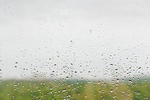 gotas de lluvia en el cristal de la ventana foto