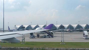 bangkok, tailandia, 30 de noviembre de 2017 - aviones en el aeropuerto de suvarnabhumi, vista desde aviones de rodaje video