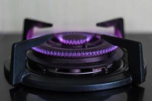 quemadores de estufa de gas en la cocina foto