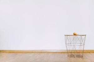 maqueta de pared con mesa pequeña en estilo minimalista foto