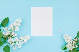 maqueta de marco en blanco con flores blancas foto