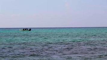 båtar yachter på den tropiska mexikanska stranden playa del carmen mexico. video