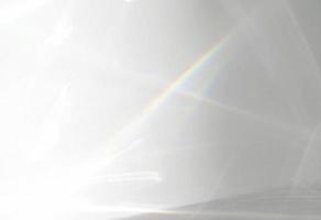 efecto de superposición de textura de agua abstracta, efecto de superposición de rayos de luz con reflejo de arco iris de la luz del agua sobre un fondo blanco, maqueta y fondo foto