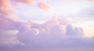 nubes blancas sobre el cielo con luz solar foto